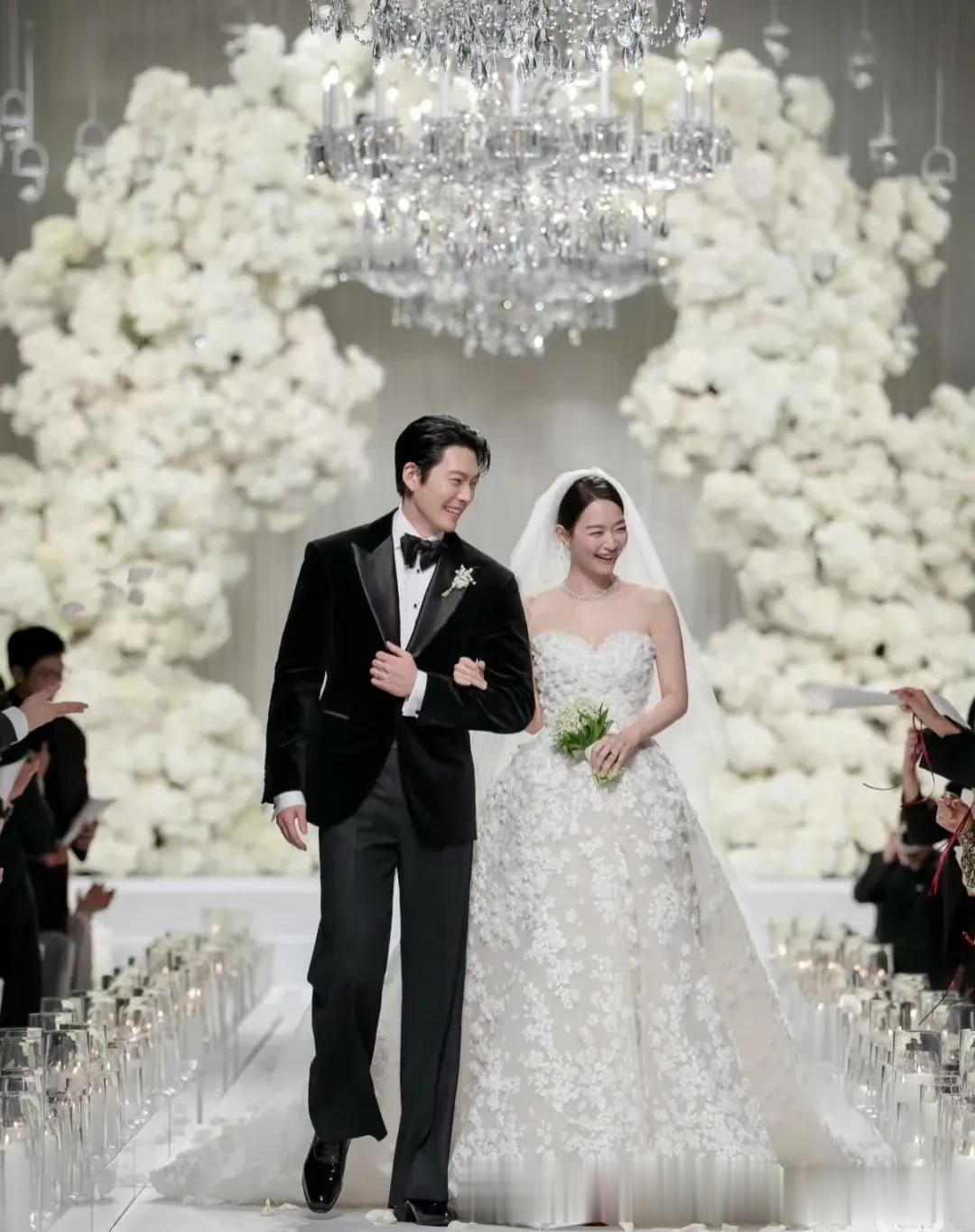 金宇彬申敏儿婚礼照曝光,穿21W高定婚纱,照片还被网友以为是AI