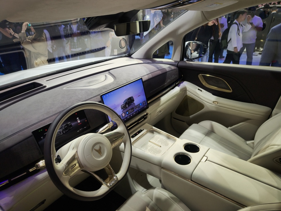 70.99万起!岚图山河四座MPV上市,国产豪华支棱起来了?