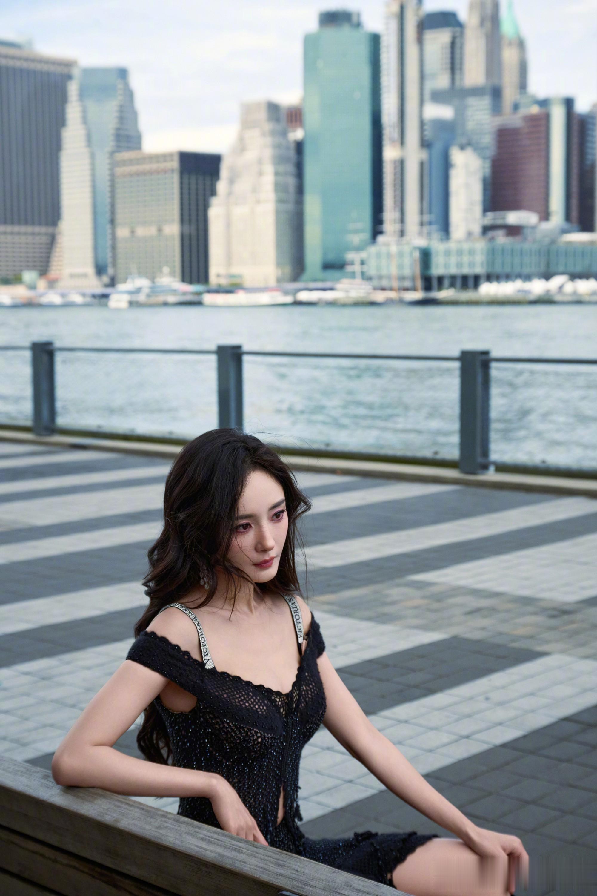 杨幂维密大秀：黑纱羽翅，都市绮梦绽放