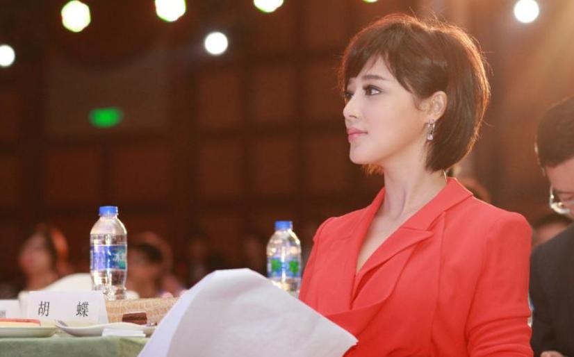 央视美女主持，不顾反对闪婚大12岁导演，5年生2娃如今42岁怎样了