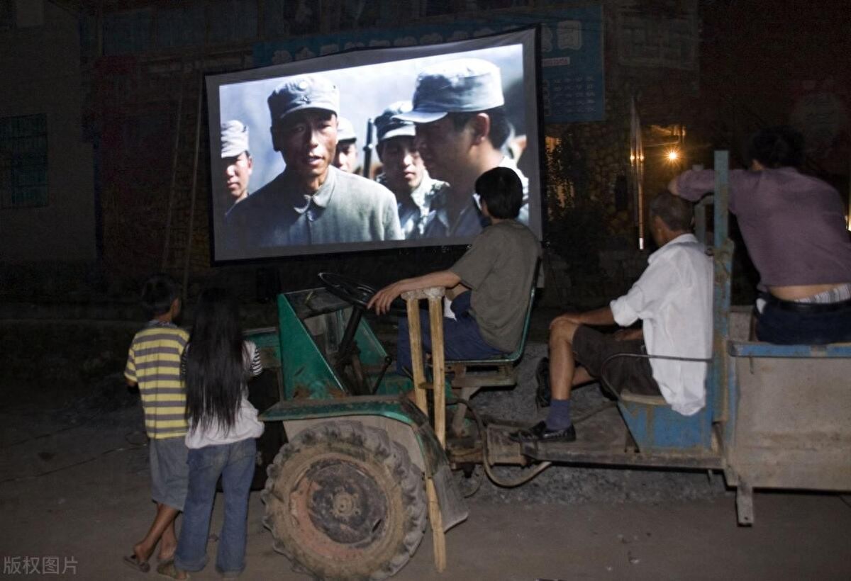 76年看露天电影时,被她偷偷地拉进庄稼地:三天后我要嫁给别人了