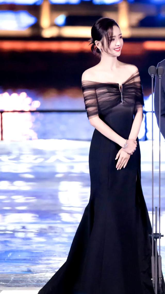 佟丽娅穿透视抹胸长裙参加活动，酒窝深陷笑起来真甜美！