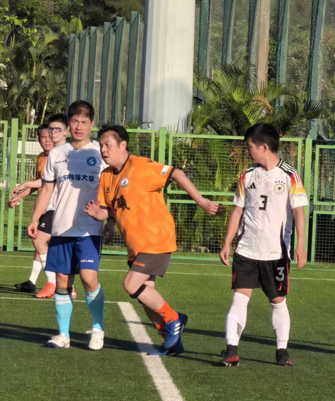 75岁谭咏麟在广东面包店吃早餐,穿一身名牌货,身形臃肿大腿粗壮