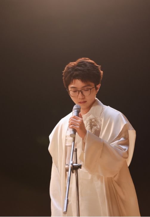 反差这么大的吗？单看名字以为是两个人，实则是同一人