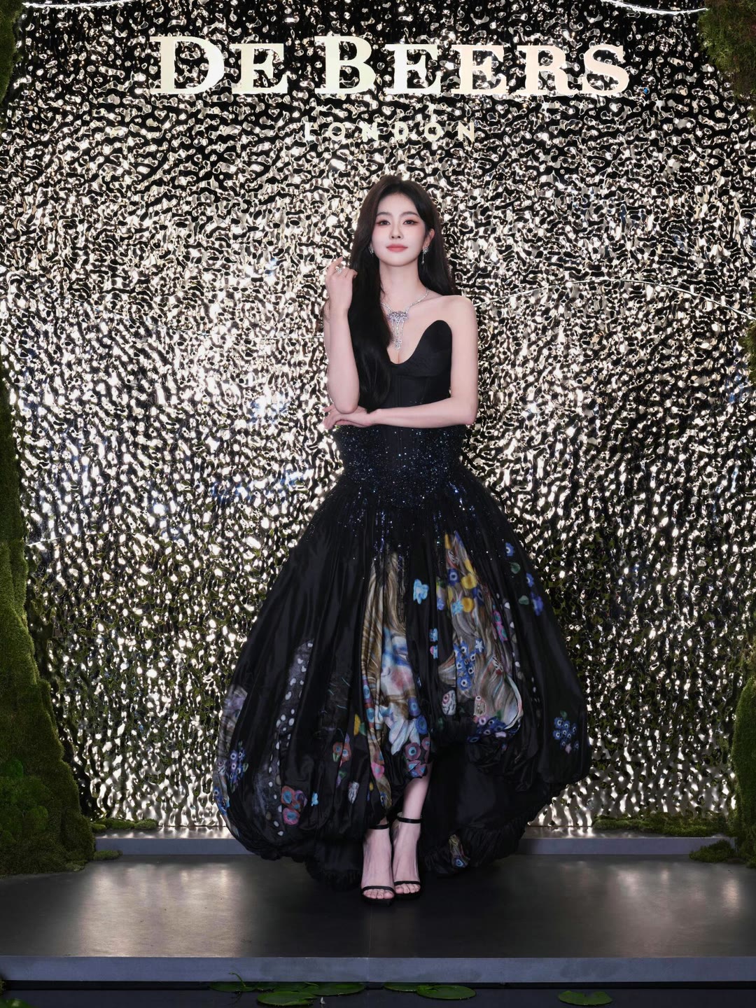 白鹿香缇卡活动穿“鱼鳞裙”：是美神降临还是造型翻车？