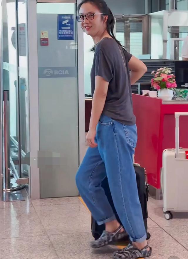 汤唯素颜带女儿现身机场,看镜头害羞闪躲,为保护孩子让她绕开走