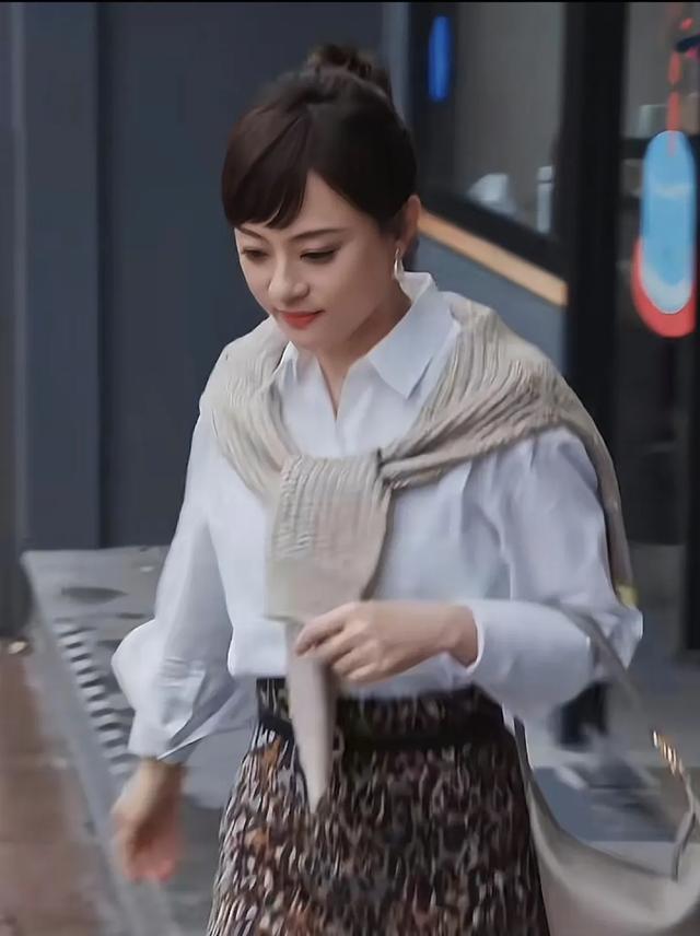 网友街头偶遇41岁孙俪,这真的是娘娘最时尚的一次穿搭!气质绝美