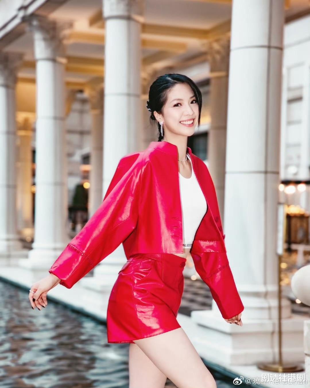 突然宣布喜讯！TVB力捧小花晒大露背美照，参加婚前派对太亮眼