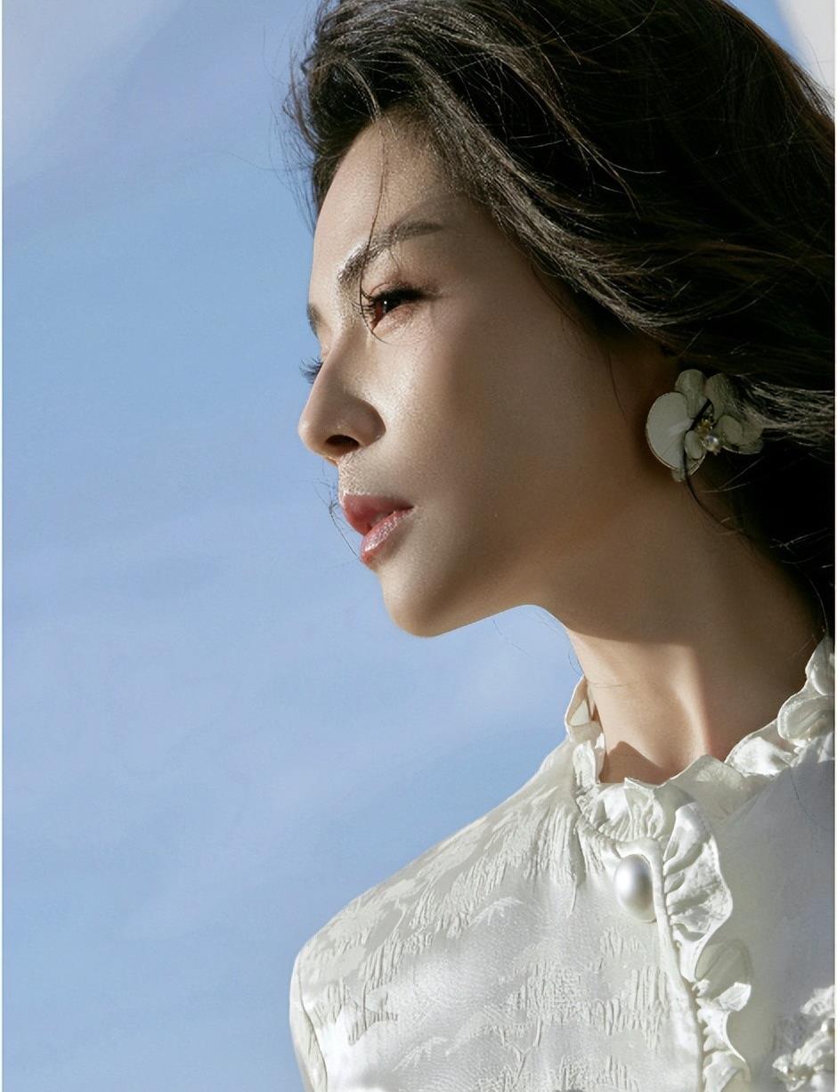 他与刘涛同居四年，如今已六十岁仍未成婚，刘涛表示心中愧疚。