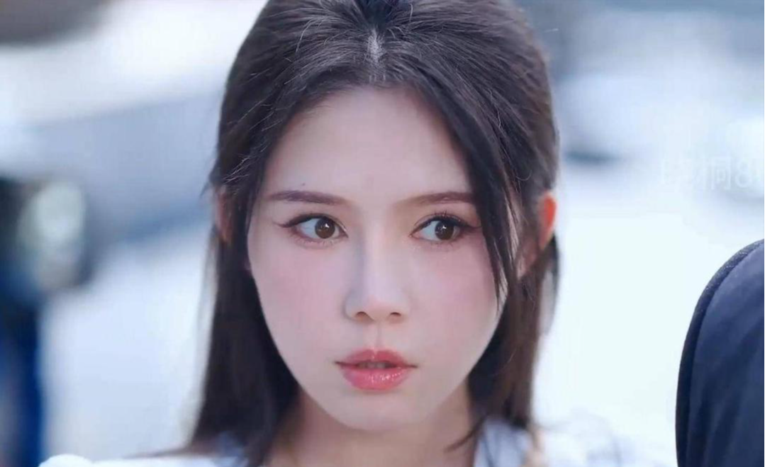 短剧女神颜值争议：滤镜下的\绝色\，还是资本捧出的\普女\？