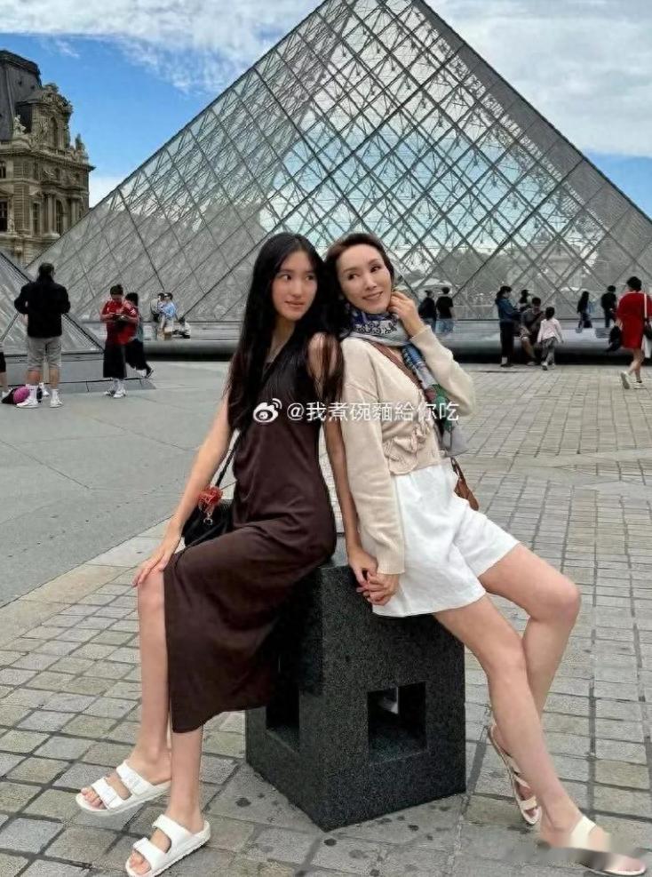 郭可盈一家三口巴黎度假 女儿个子高挑赶超妈妈 长相随爸爸堪比超模