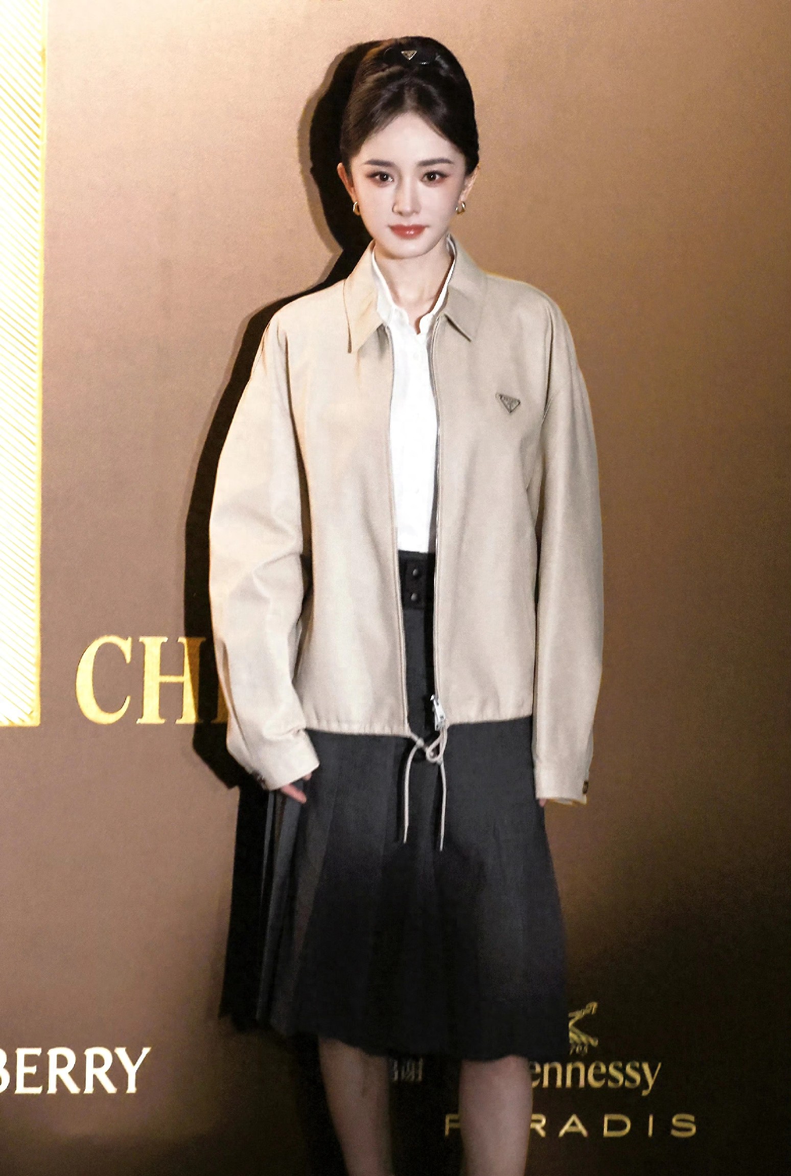 杨幂出席T风格论坛，身穿皮革夹克加百褶裙，走起高端庄重风