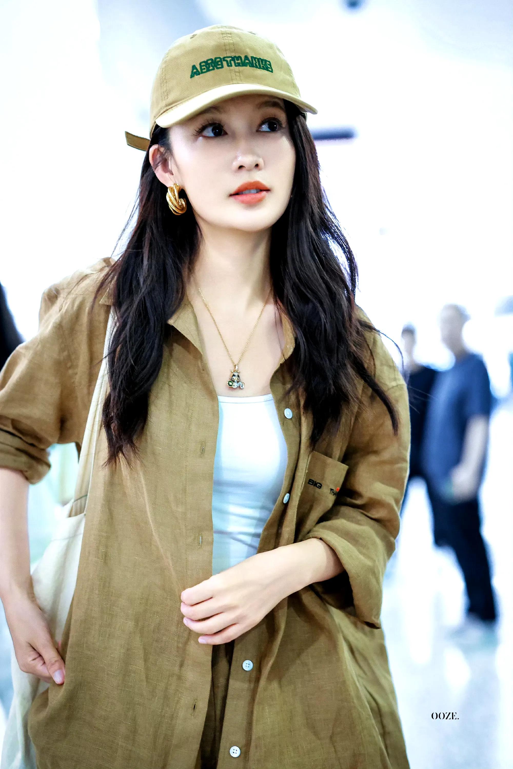 李沁抵达上海,本人也太漂亮了吧,身材比例也超绝的呀