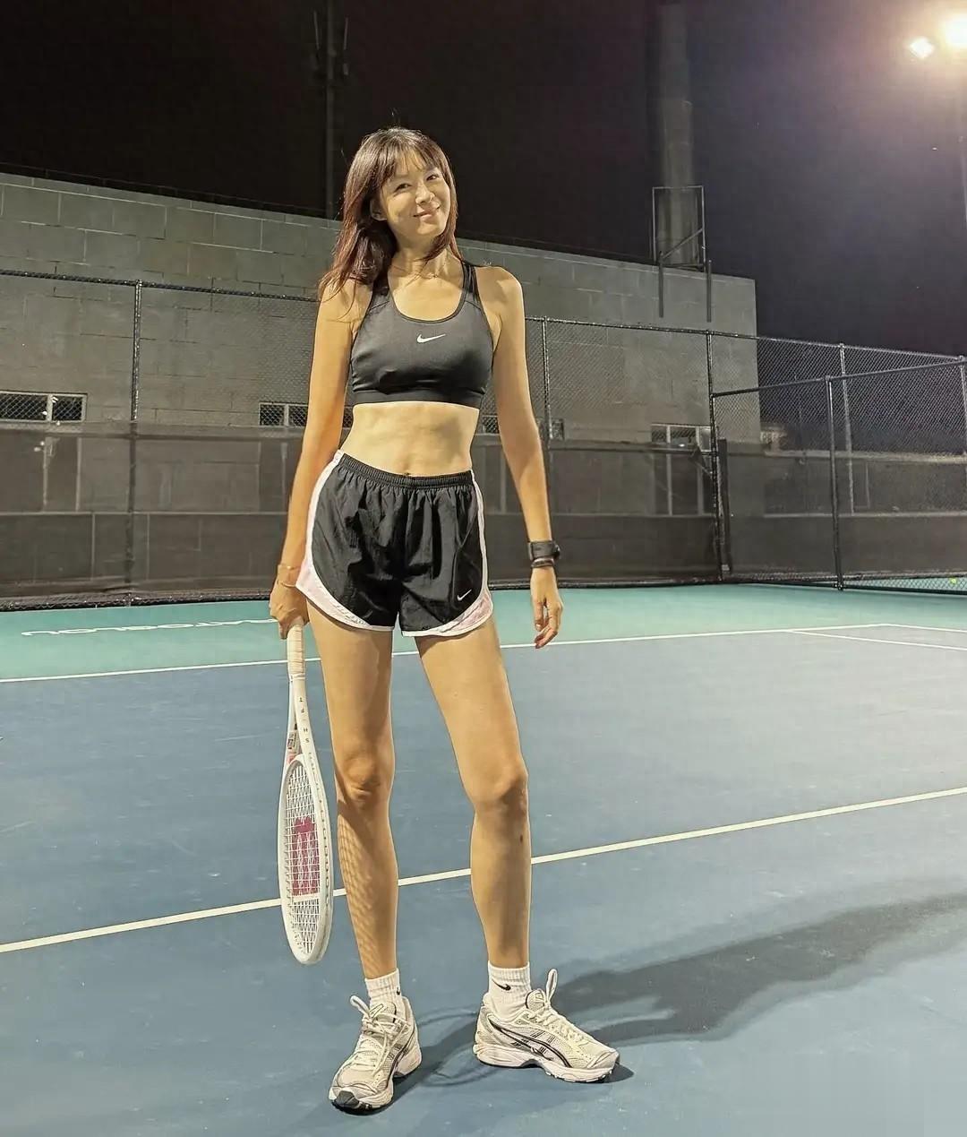 46岁李艾打网球，她的身材也太好了吧，大长腿马甲线清晰，有活力
