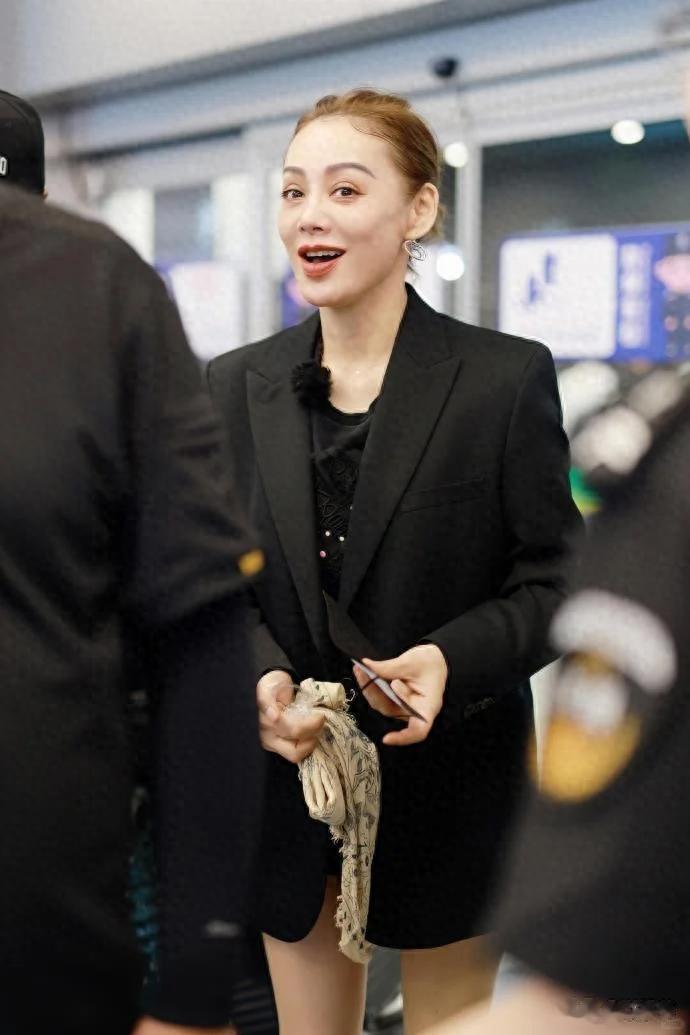 汪峰为她高调庆生，孙红雷为她明目张胆护短，难怪宁静53岁还单身