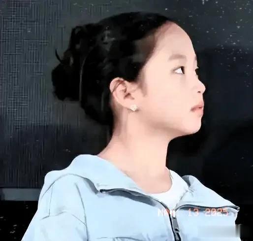 孙俪女儿夺冠遭强吻？邓超缺席引争议！放养式教育藏惊天代价？