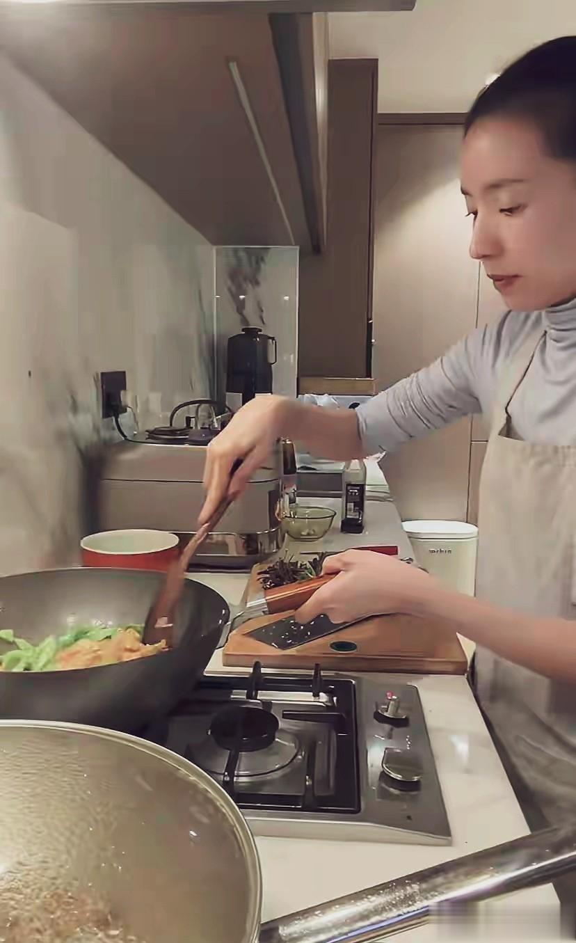 45岁董洁北京豪宅曝光！不雇保姆不通暖气，亲自洗衣做饭惊呆网友