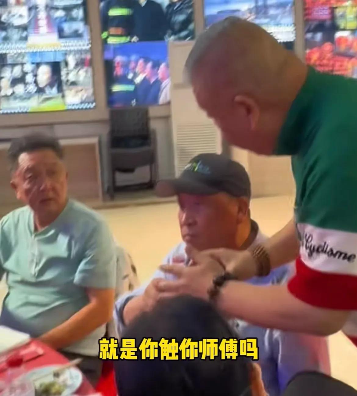 75岁相声名家姜昆近照曝光!与于谦老师同桌吃饭,爱徒刘惠敬酒