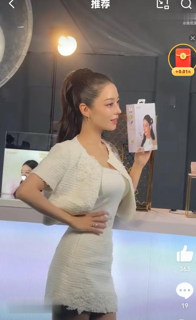 31岁吉娜在深圳被偶遇，结婚6年身材依然保持玲珑有致，本人更美