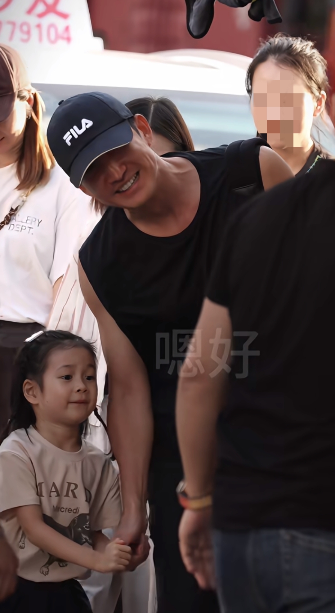 高斯带女儿剧组探班,王阳俯身牵女儿笑得满脸褶子,但依旧很帅