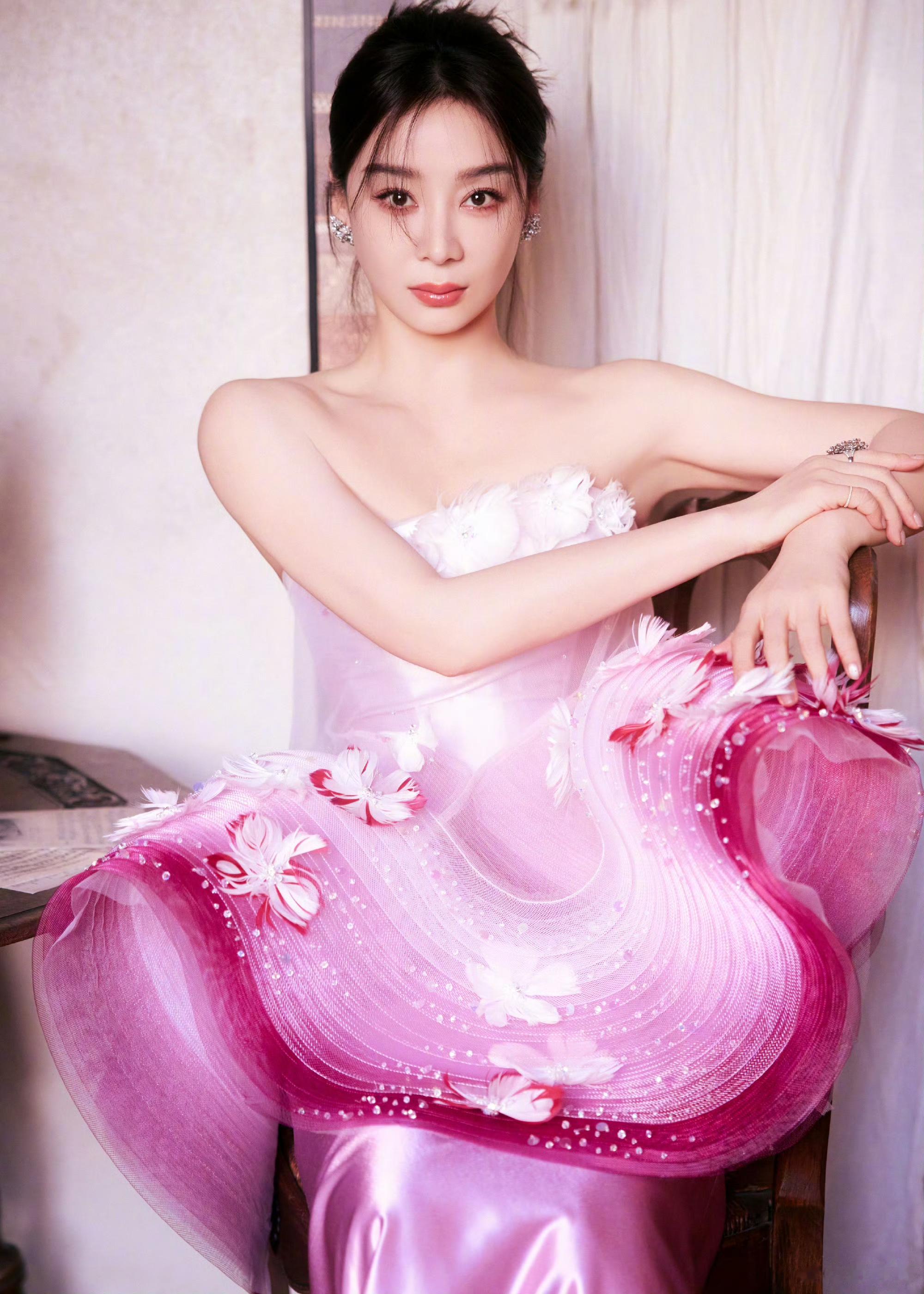 袁姗姗粉红抹胸礼裙，人面桃花相映红