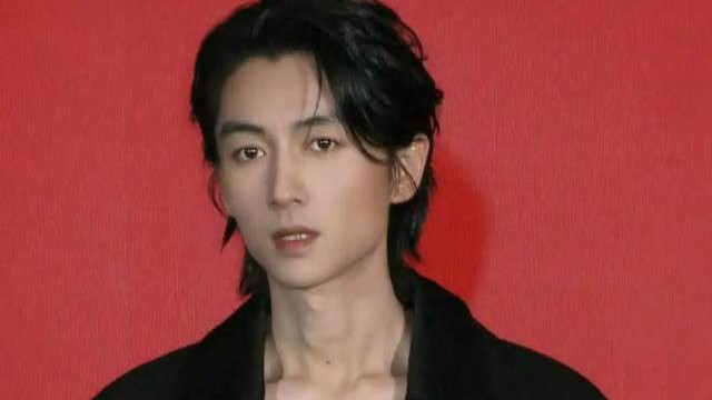 陈晓瘦脱相，脸颊凹陷颧骨突出瘦到认不出，长发造型撞脸谢霆锋