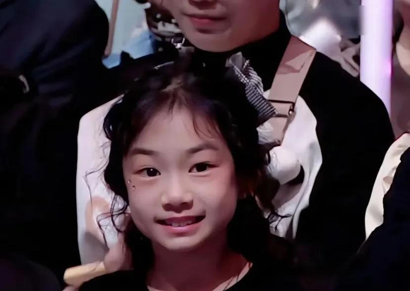 lucky长这么大了! 小时候像妈妈 长大像李承铉 疑戚薇儿子正脸照曝光