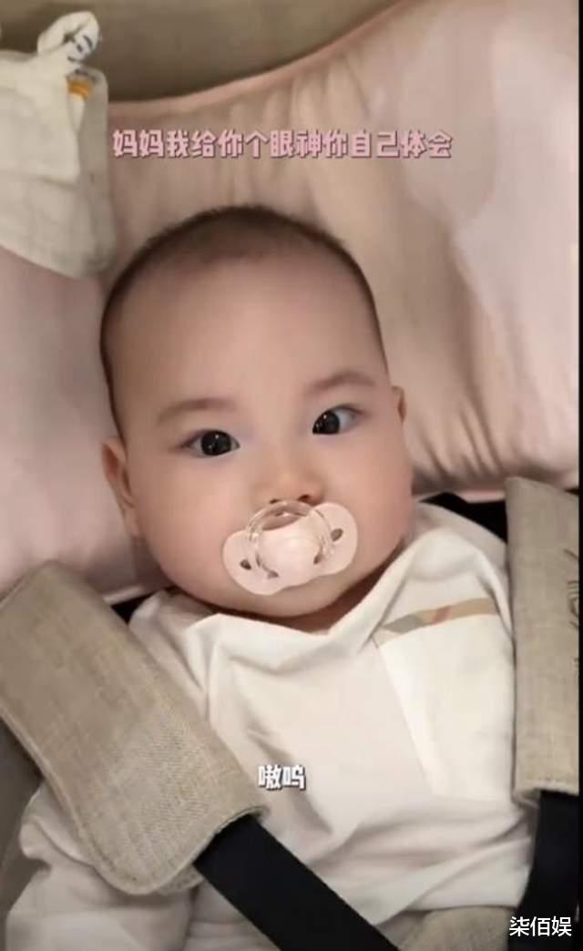 张檬一家三口去香港，机场头上盖大块布给儿子喂奶，狼狈却很温暖