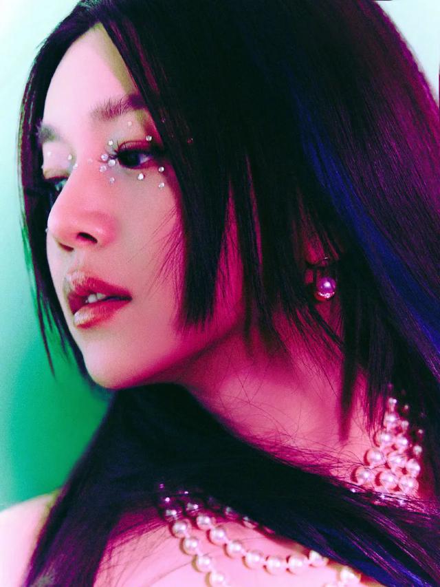 陈妍希黑色抹胸裙，双臂舒展身材婀娜，陈晓看到会否有一丝悔意