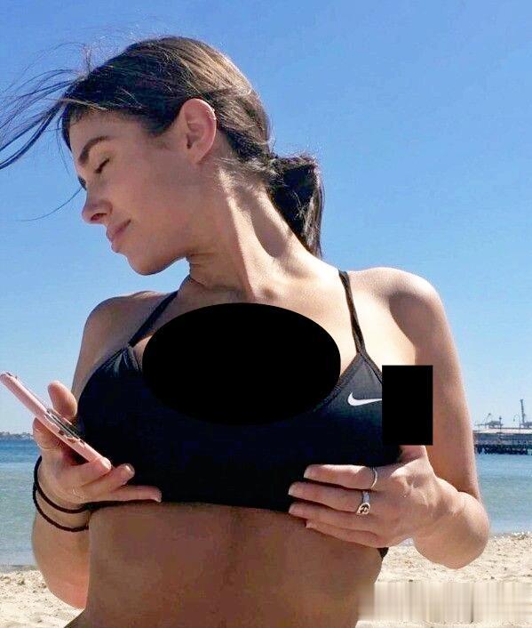 所以，她现在穿衣风格真不是侃爷左右她的？是她自身就喜欢这样！