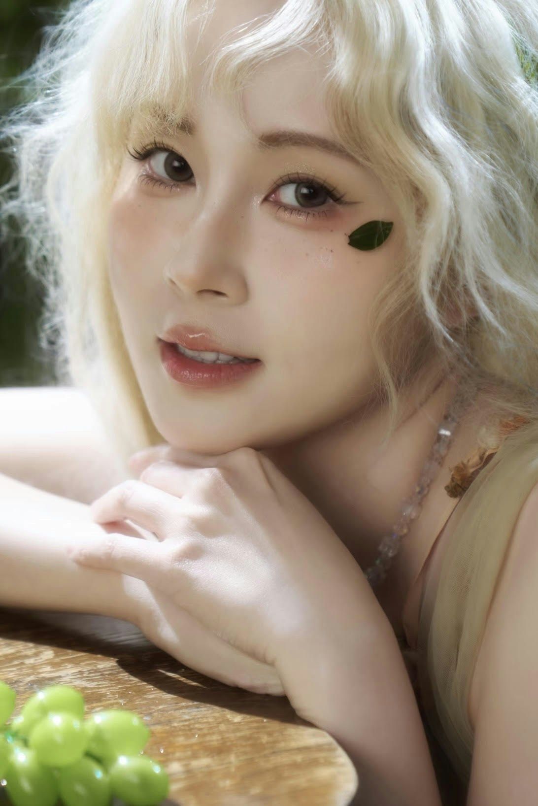 傅颖41岁生日晒精灵造型长腿美照被指神似Angelababy