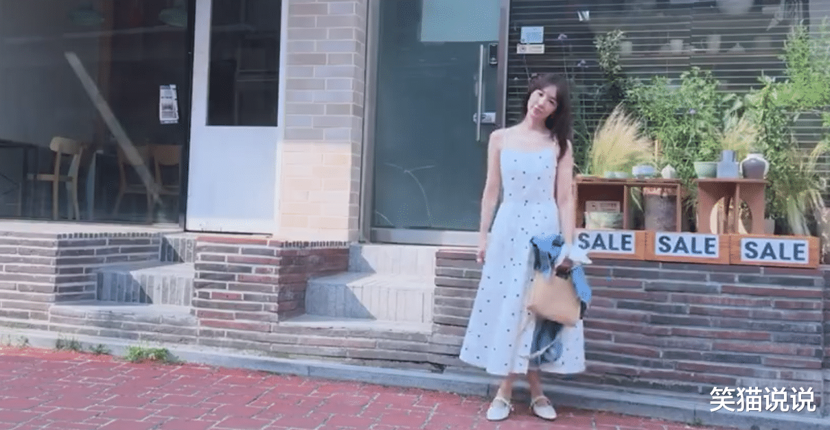 尹恩惠分享休假视频，波点白裙很有日系风格，笑容灿烂好甜美