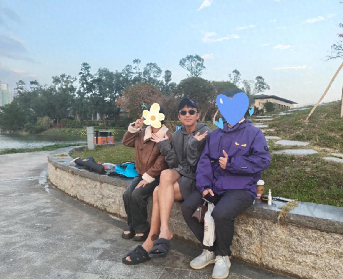 邓超广东被偶遇，穿拖鞋大裤衩坐花坛边，与粉丝合影姿势好妖娆