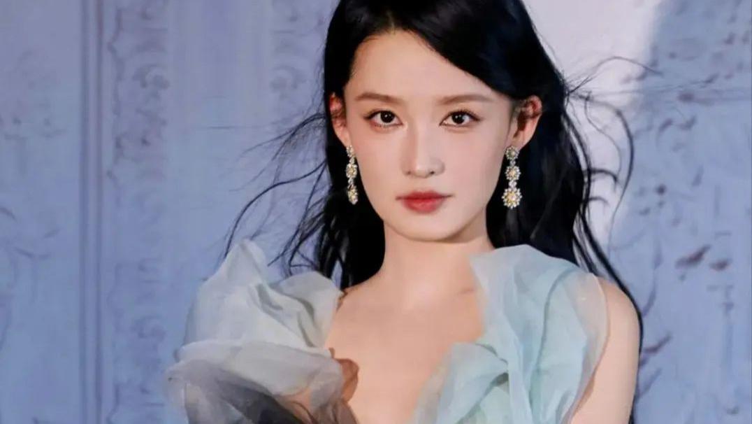 李沁红毯造型爆了！网友吵翻天：清纯女神这次真敢穿？