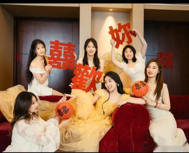 金龟子女儿补办梦幻婚礼，终于为老公穿上了最美的婚纱，恩爱甜蜜