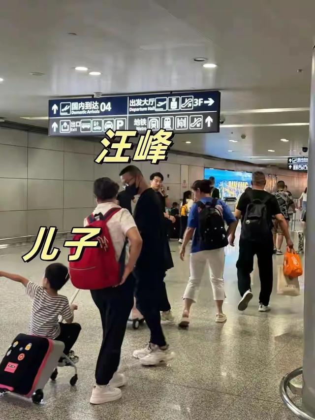 三里屯遇到汪峰带着一对儿女逛街了，女儿醒醒才9岁就戴眼镜了!