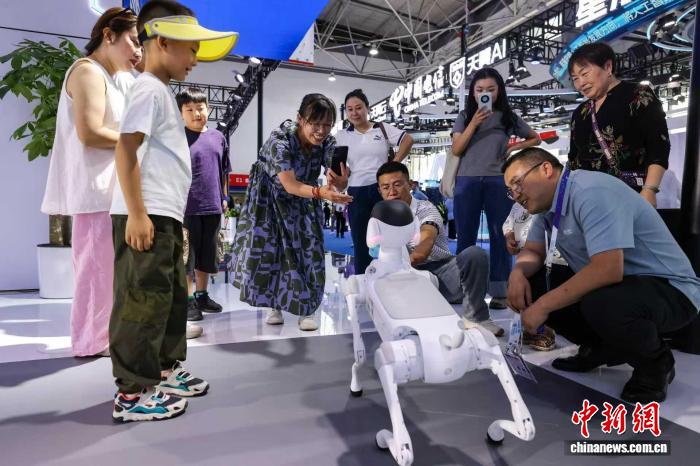 人工智能赋能千行百业 数博会秀智慧应用