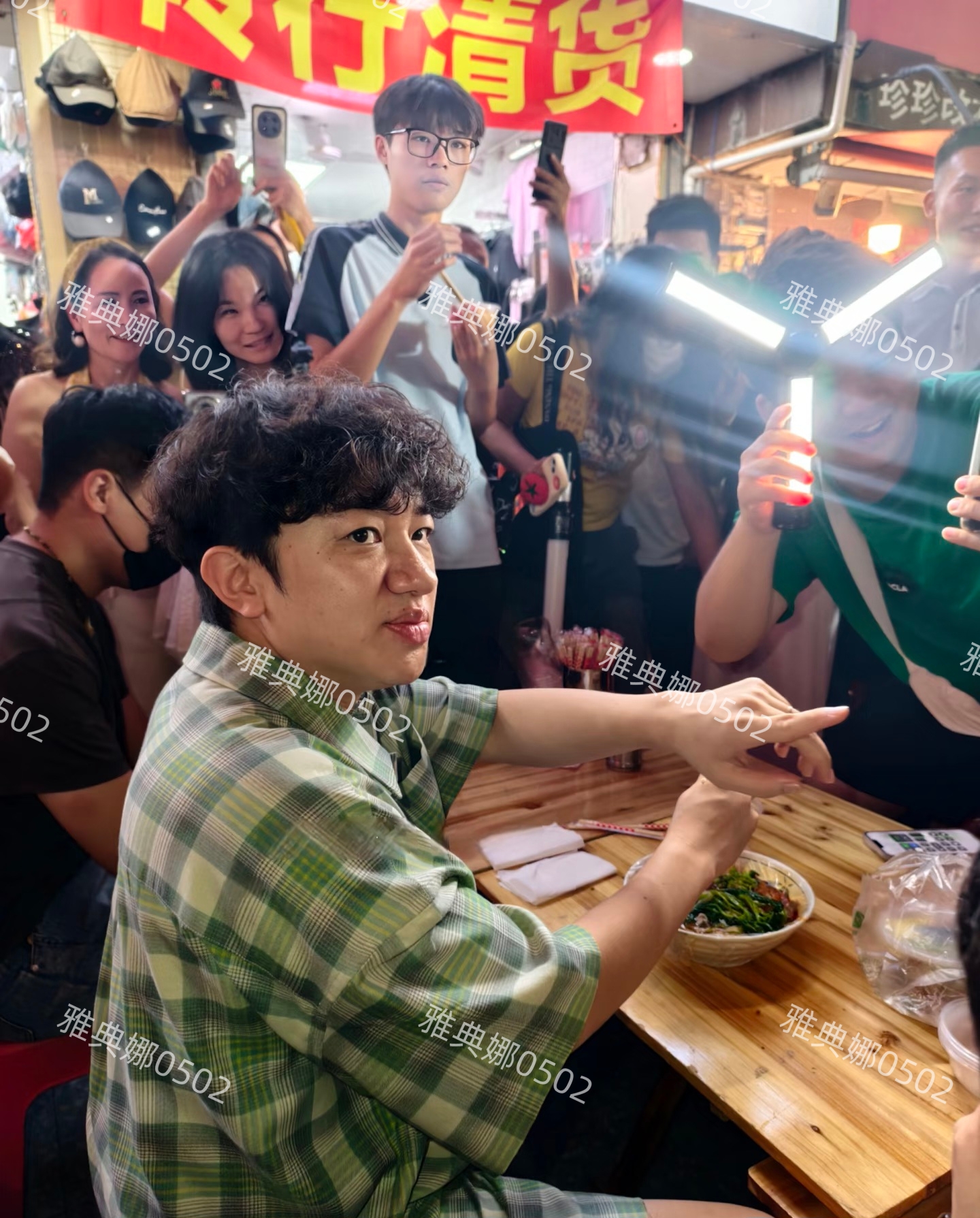 王祖蓝的身高长相能走红真不容易夜市遇到他又矮又肥大鼻子厚嘴唇