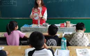 退休老人发现千万教育系统有漏洞，拒绝给副局长外甥签字，竟被威胁滚蛋，反手曝光127个错误让其身败名裂