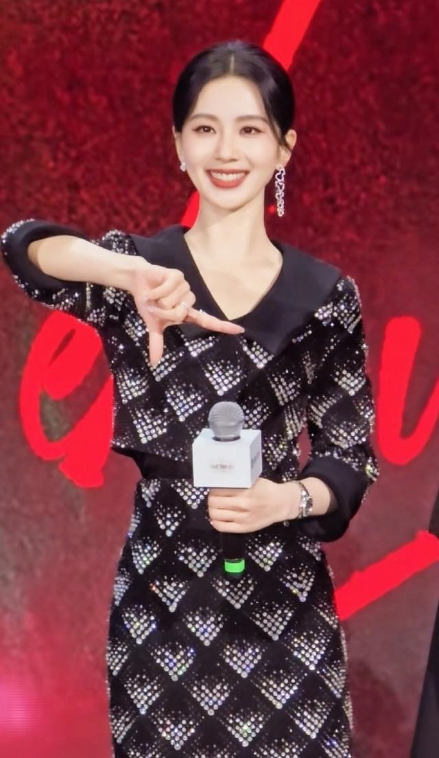 上海这一夜，被笑不露齿的刘诗诗惊艳，从不穿暴露礼服却艳压全场