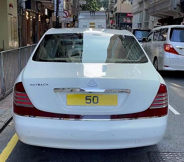 刘銮雄外出逛街买车，配备2名保镖显排面！嫌1000万红旗车太便宜