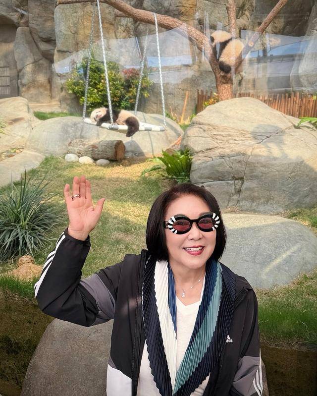 TVB老戏骨晒近况!贵州旅行体验苗族服饰