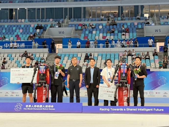 宇樹機器人“撞人逃逸”火到國外，王興興回應：下次不遙控了