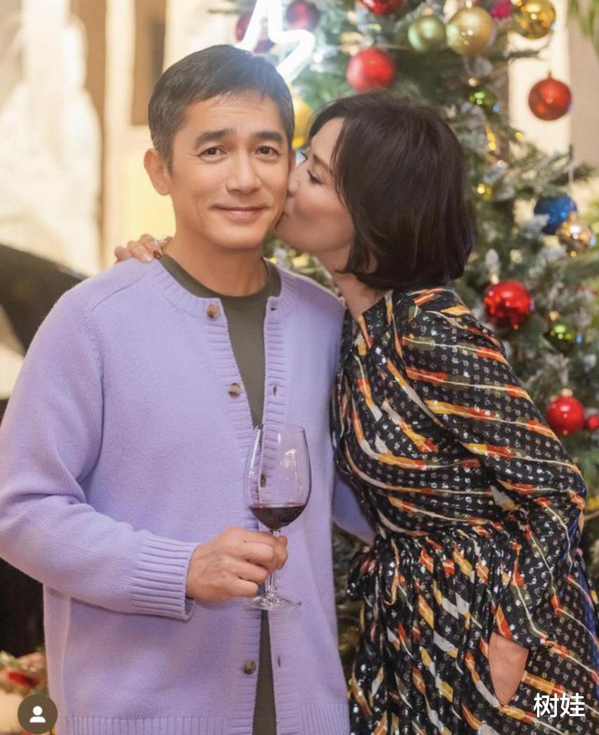 刘嘉玲在欧洲度假,在雪地素颜自拍状态松弛,梁朝伟也在两鬓花白