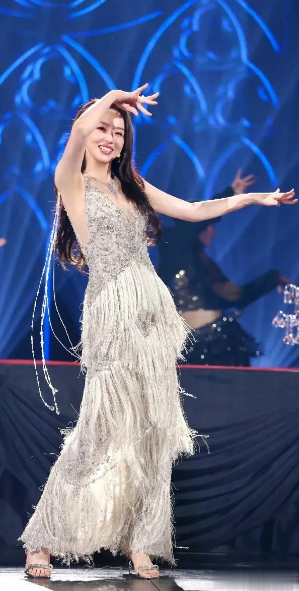 大家发现没？二婚后的董璇犹如开了挂，愈发妩媚热辣！