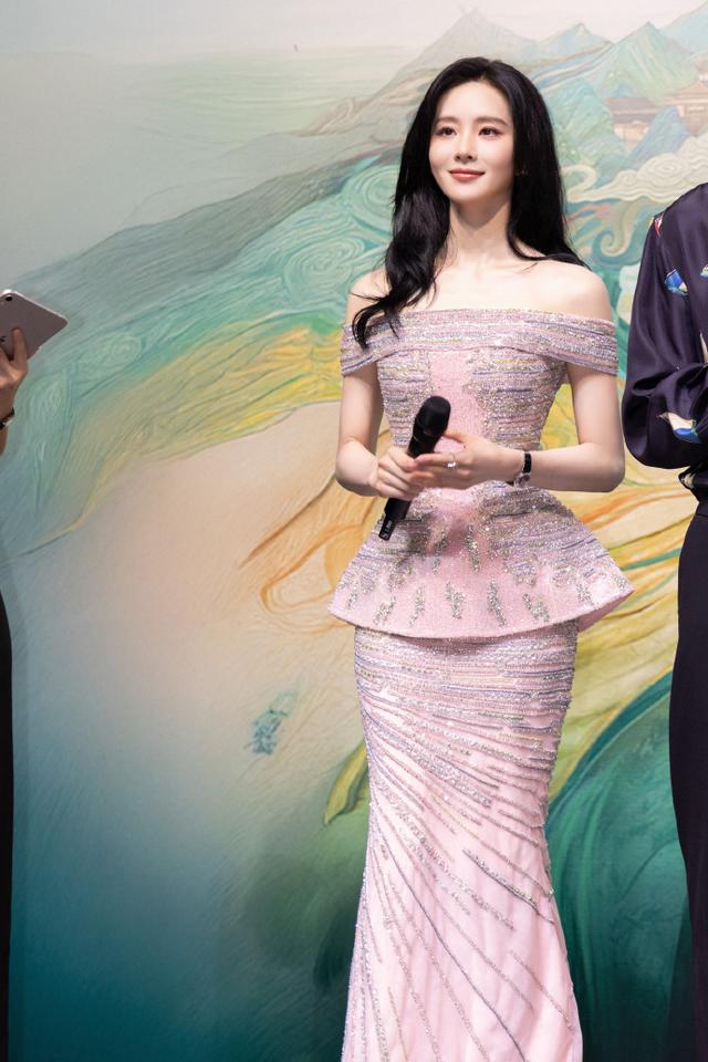 刘诗诗的优雅穿搭:一字肩裙装展现女性魅力与自信