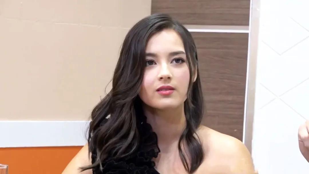 30岁前TVB小花被爆与混血型男商场热吻，两人戴同款戒指传已结婚