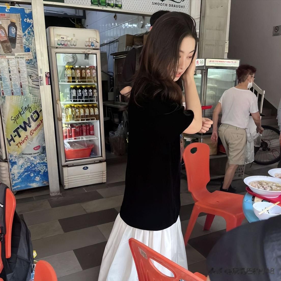 朱珠和老公在新加坡路边等车,她的老公身材高大,长相英俊。