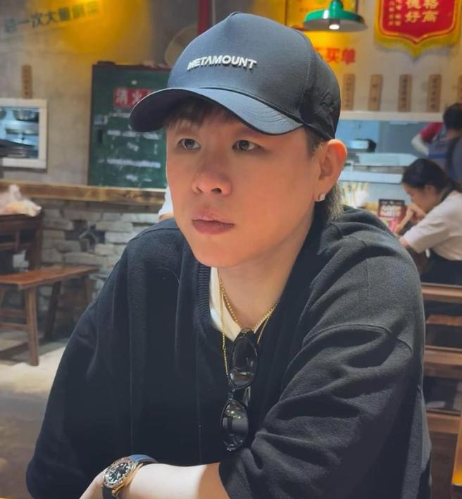 名不虚传，42岁胡彦斌和26岁易梦玲恋情曝光，王勉成了大怨种