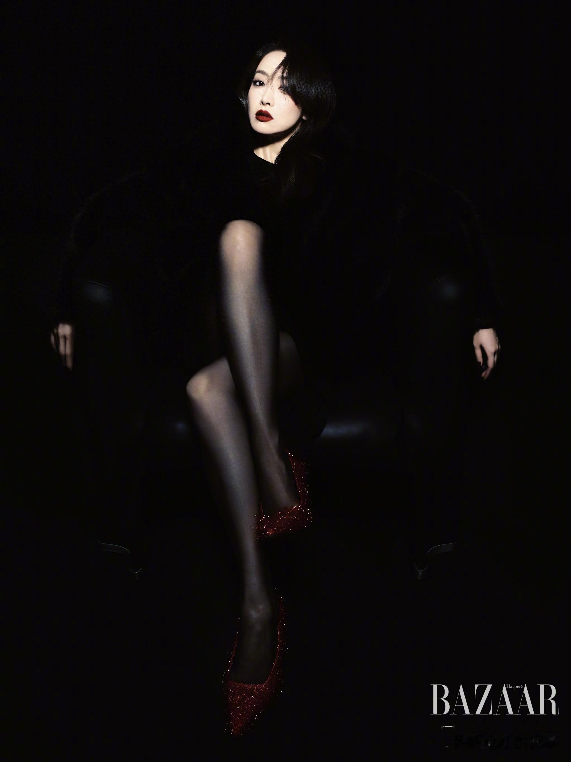 宋茜｜五登芭莎封面，暗黑风格丝袜穿搭，冷酷感满满